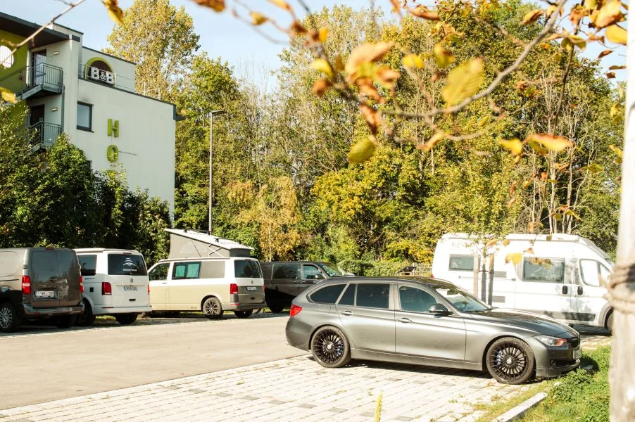 Vanlife auf dem Parkplatz neben der Surftown MUC in Hallbergmoos 