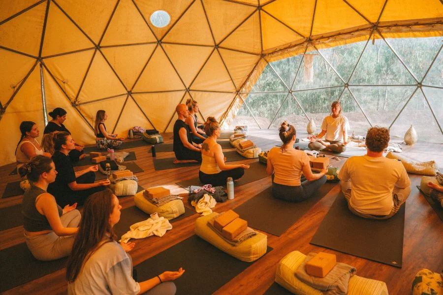 Morgen-Meditation mit Yogalehrerin Mika im Surf Spirit Portugal