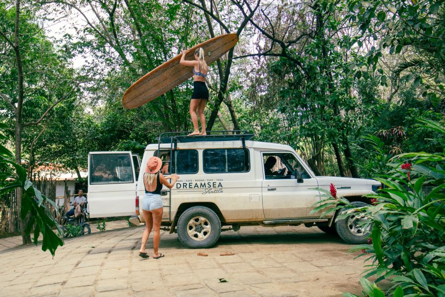 Dreamsea Shuttle mit Surferinnen in San Juan del Surf Nicaragua