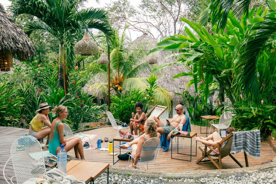 Chill Out Area mit Gästen im Dreamsea Surf Camp Nicaragua