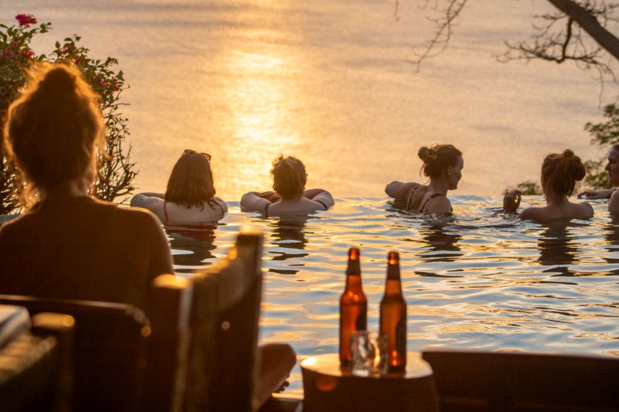 Dreamsea Nicaragua Surfcamp Gäste bei der Taco Night im Infinity Pool vom Hush Hotel