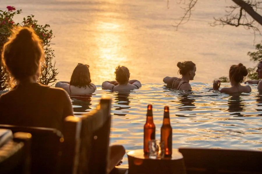Dreamsea Nicaragua Surfcamp Gäste bei der Taco Night im Infinity Pool vom Hush Hotel