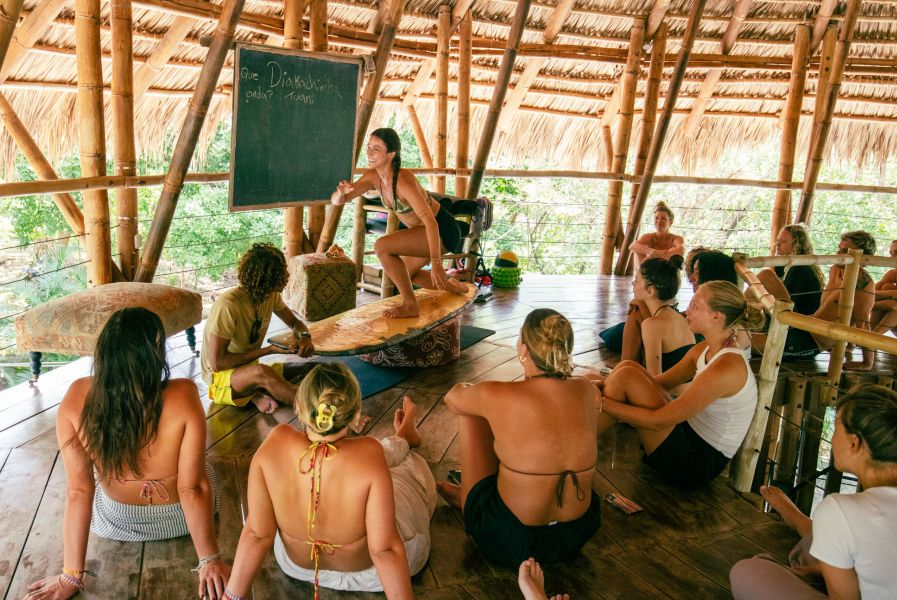 Surftheorie mit Pop-Up-Training auf dem Surfboard im Dreamsea Surfcamp Nicaragua