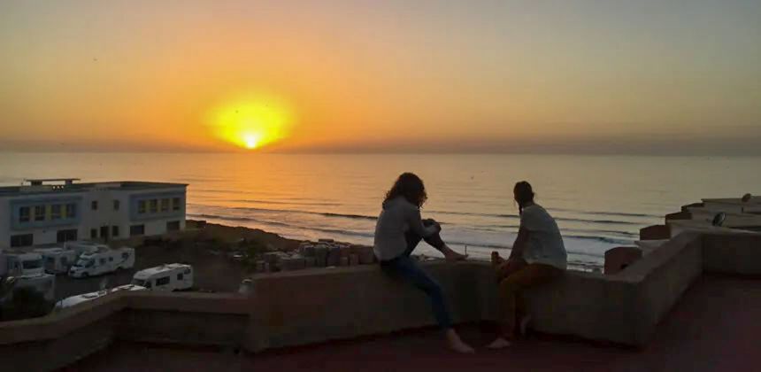 Sunset auf der Dachterasse vom Camino Surfcamp Marokko