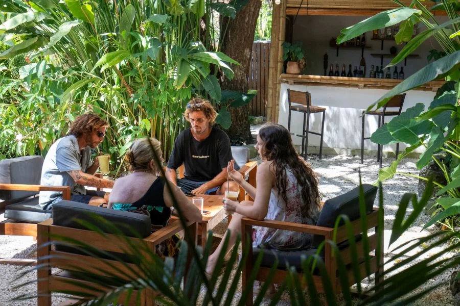 Gäste in der Bar und Chill Out Area im Dreamsea Surf Camp Costa Rica