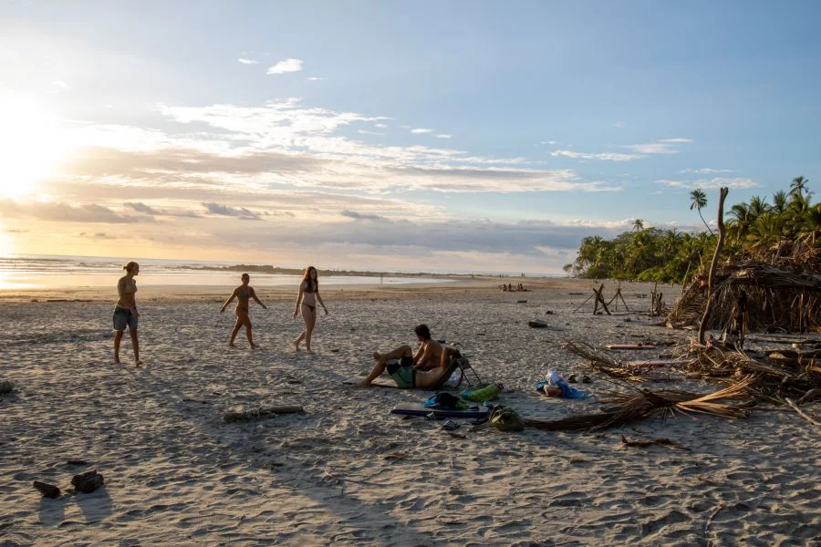 Der Traumstrand Playa Hermosa bei Santa Teresa in Costa Rica befindet sich gleich beim Surfcamp