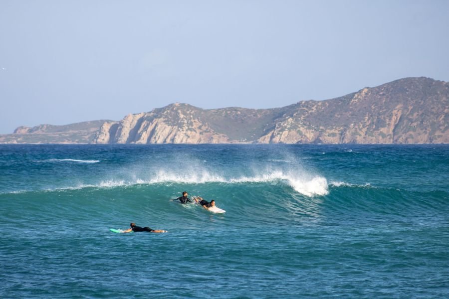 Der sardische Surfcoach Christiano aus Buggerru hilft beim Takeoff im Surfkurs