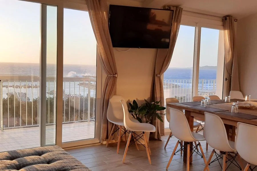 Gemütlicher Gemeinschaftsraum mit Blick auf die Wellen im Buggerru Surfcamp Sardinien