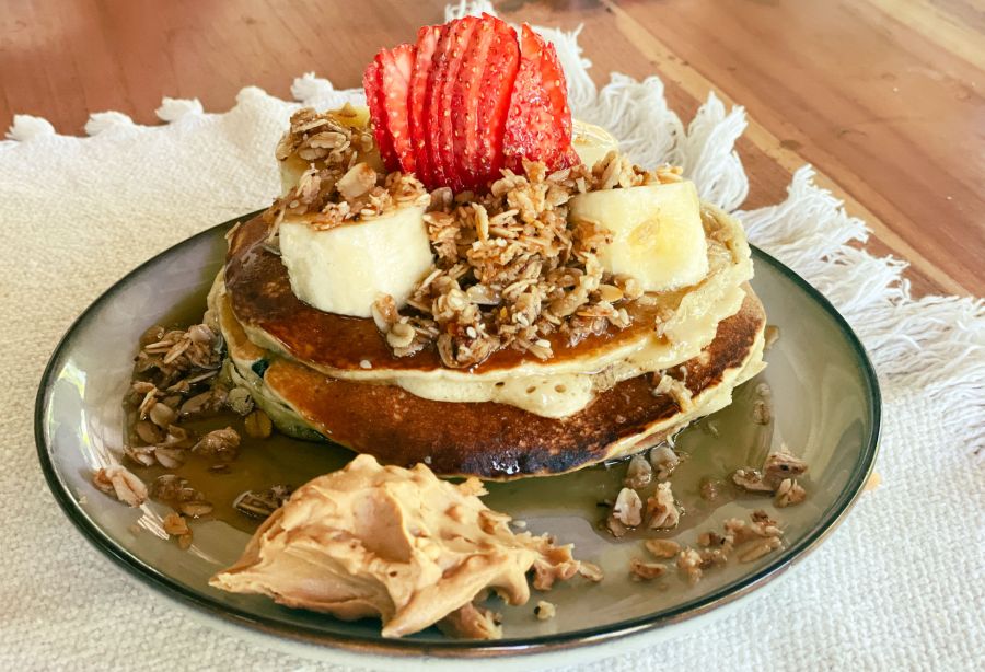 Hausgemachte Pfannkuchen mit Früchten und Erdnussbutter zum Dreamsea Frühstück
