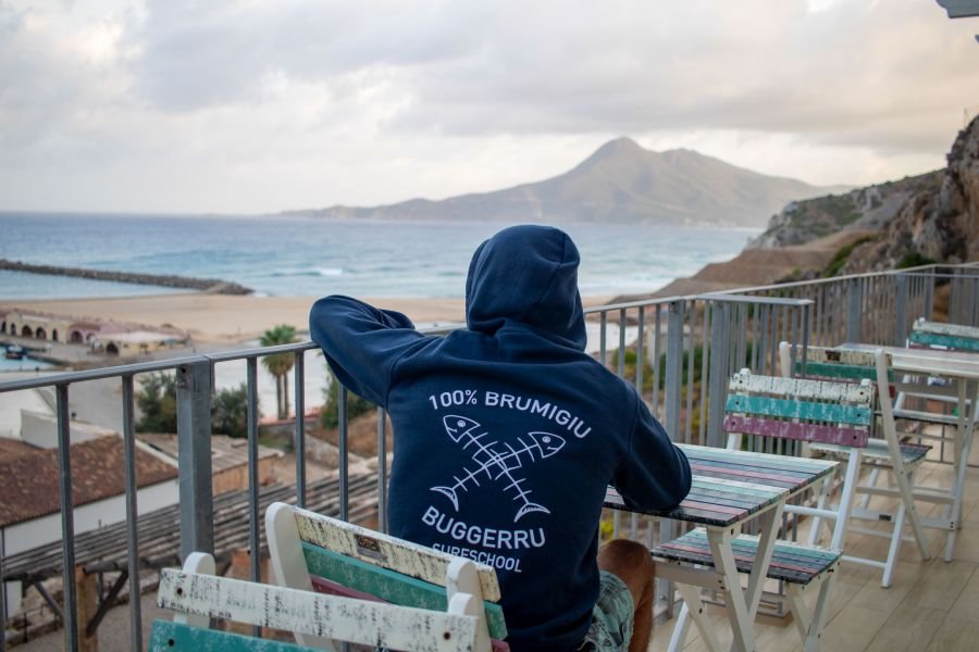 Simone beim Wellencheck von der Terrasse des Buggerru Surfcamps 