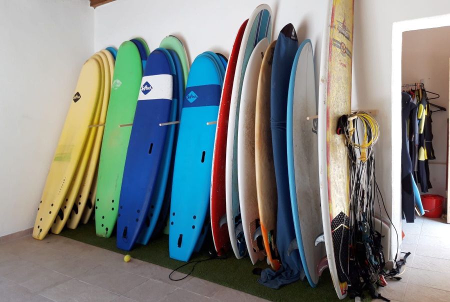 Surfboard Lager vom Buggerru Surfcamp auf Sardinien