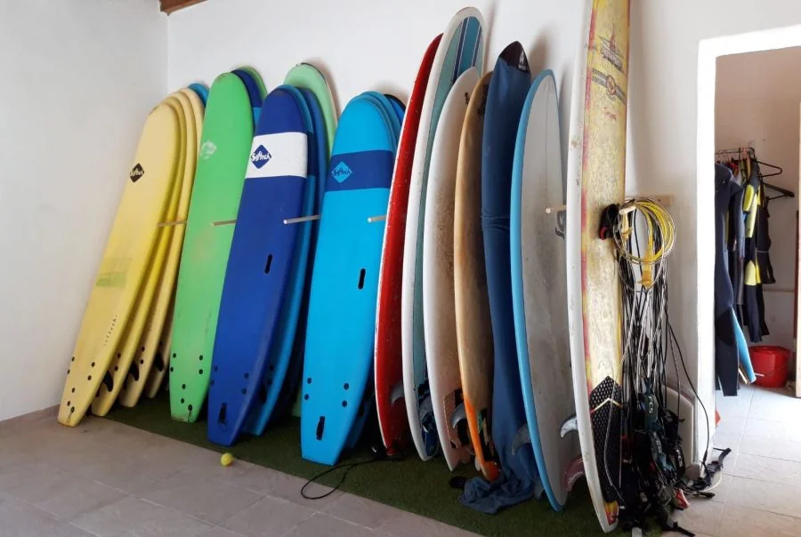 Surfboard Lager vom Buggerru Surfcamp auf Sardinien