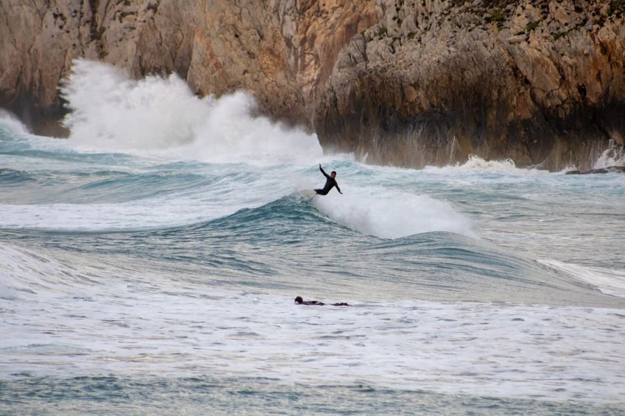 Surfcoach Christiane beim Freesurfen in Buggerru auf Sardinien