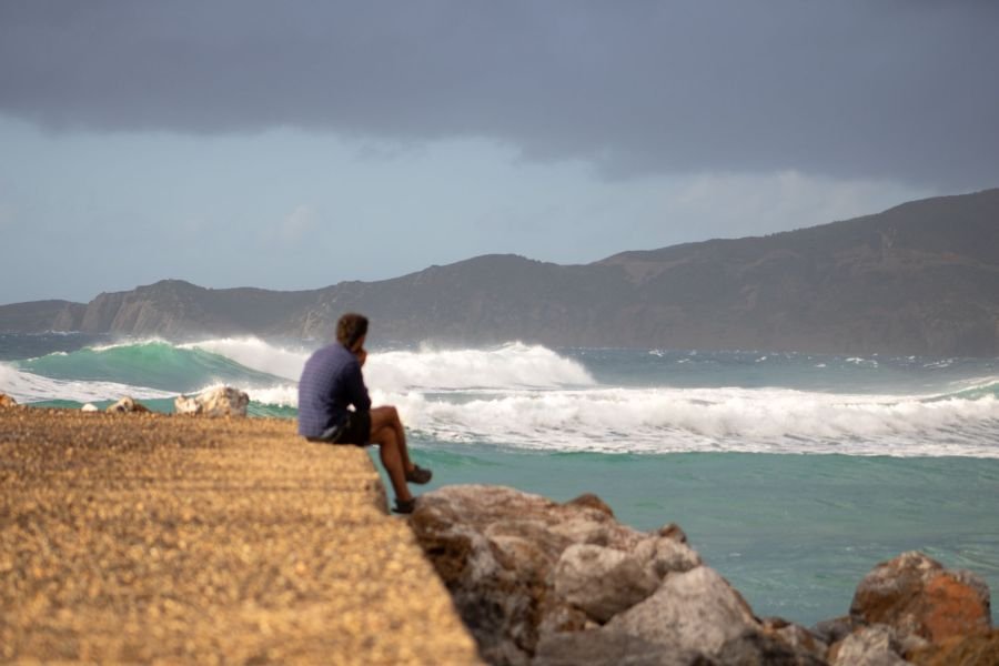 Surfen auf Sardinien - große Wellen an der Westküste