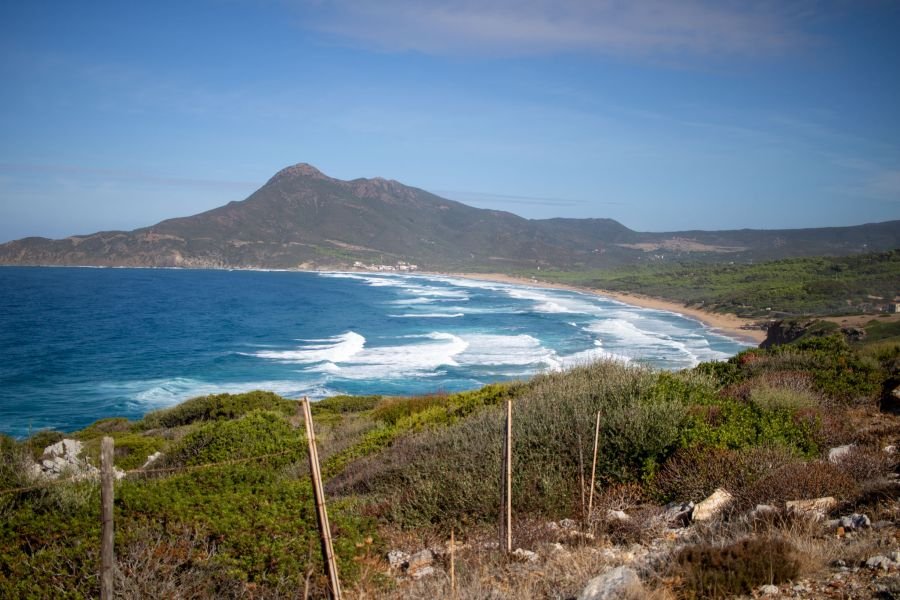 Wellen am Nachbarstrand von San Nicolò auf Sardinien