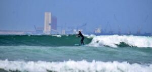 Surfer am Stadtstrand von Agadir in Marokko