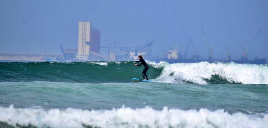 Surfer am Stadtstrand von Agadir in Marokko