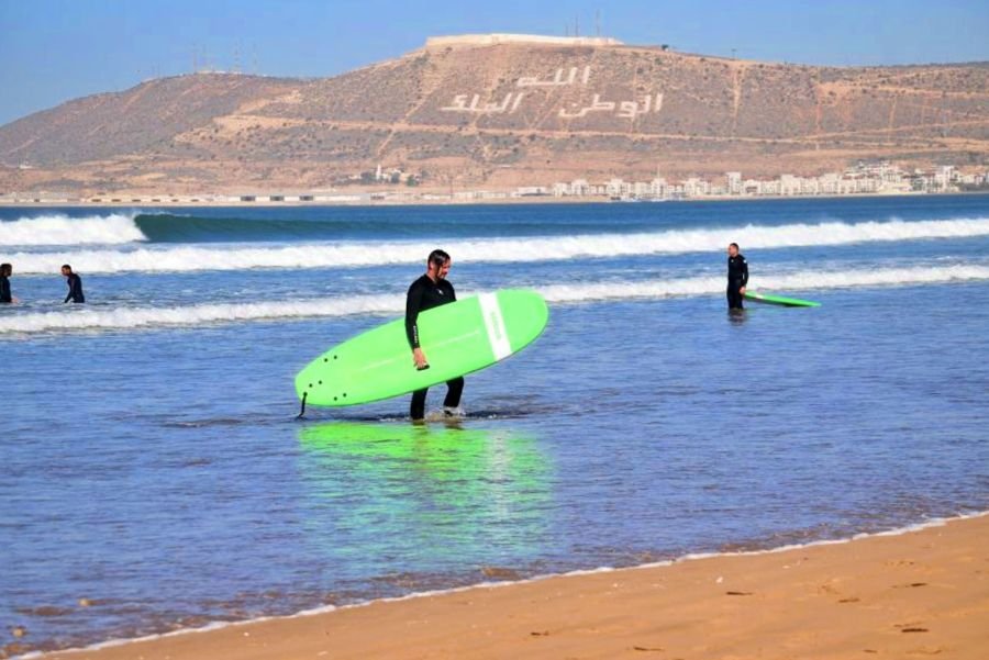 Surfer vor dem alten Kasbah-Hügel am Plage d' Agadir
