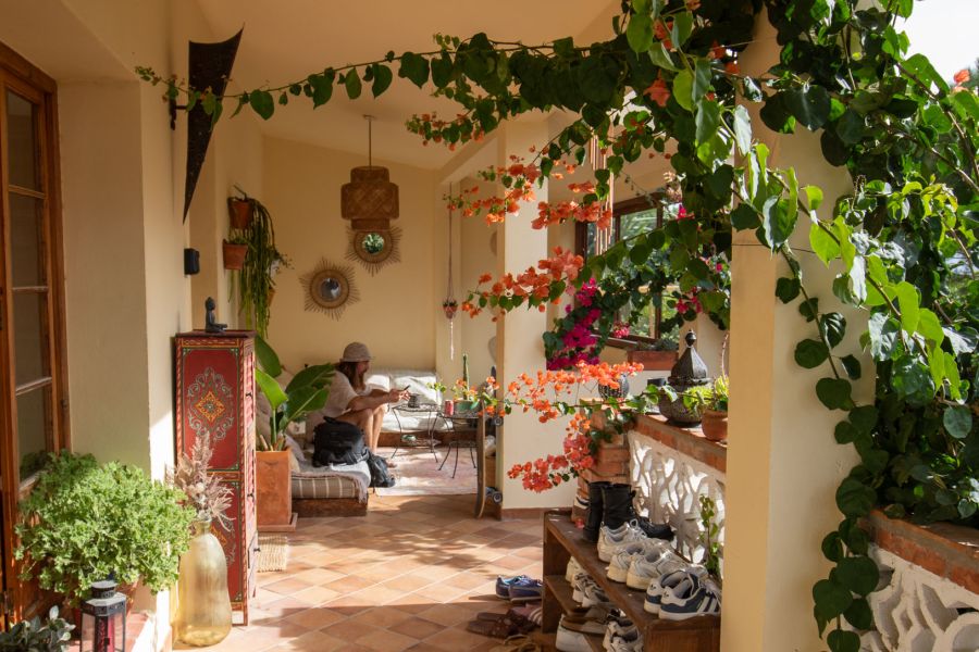 Chill Out Area im Wintergarten vom Surf Spirit Andalusien in Spanien