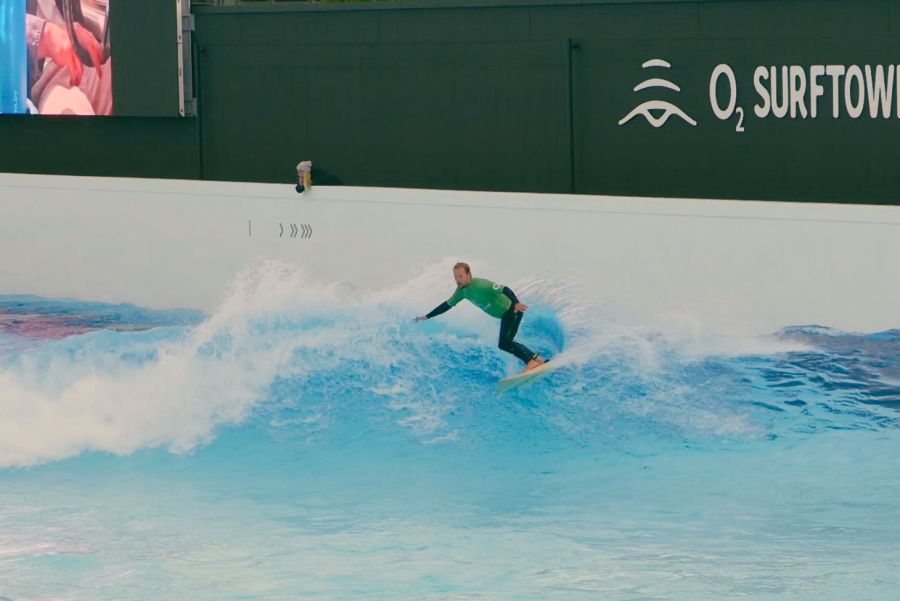 Der Surfnomade mit dem Fish Taco von KANOA Surfboards in der o2 SURFTOWN MUC