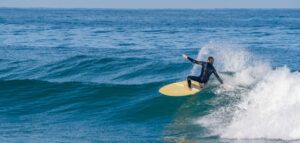 Surfer mit Fish Taco Surfboard in Frankreich