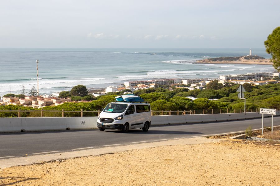 Blick auf die Wellen der Surfbucht von Los Caños de Meca in Ansalusien