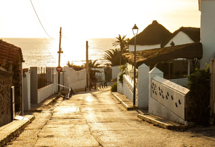 Straße, Häuser und Meer im andalusischen Küstenort  Los Caños de Meca