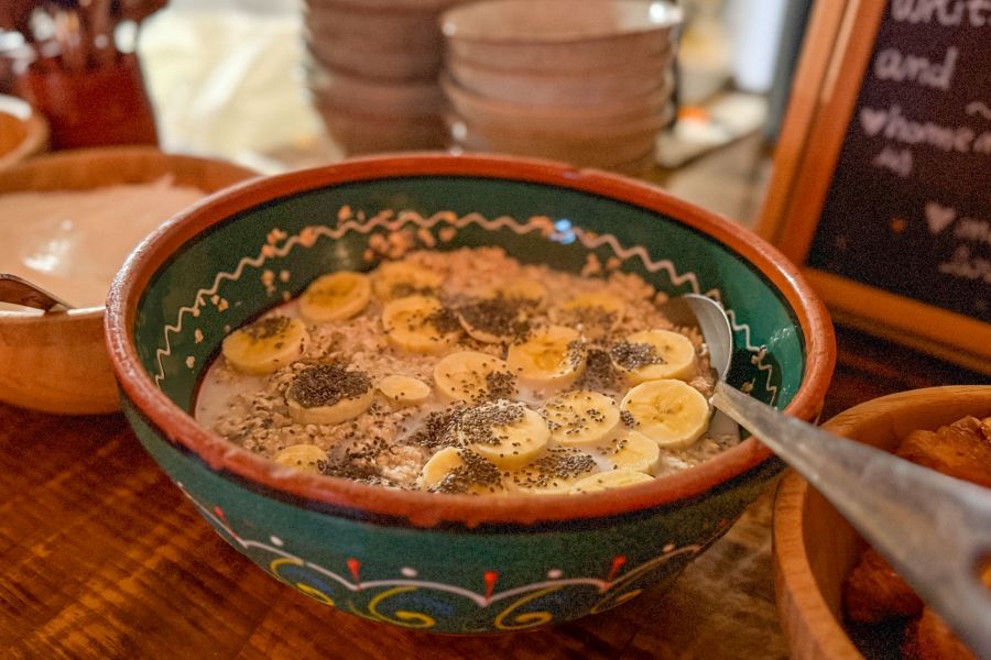 Eine der köstlichen Porridge zum Frühstück im Surf Spirit Andalusien