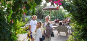 Lächelnde Gäste im Surf Spirit Andalusien