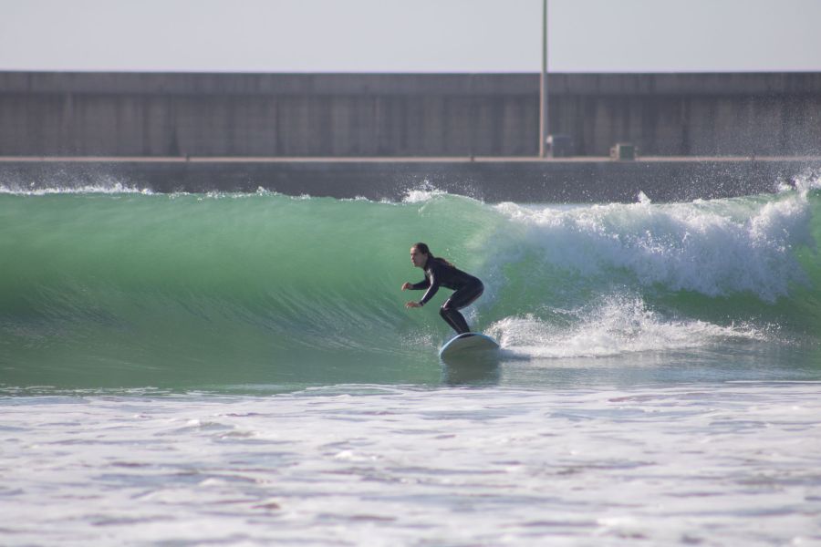 Surferin am Strand von Barbate in Andalusien