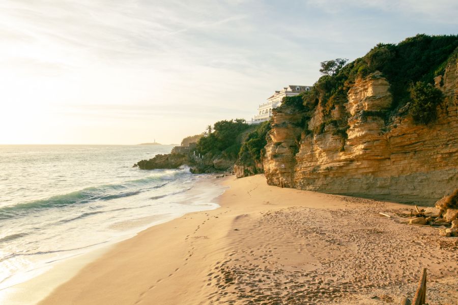 Traumstrand vor Steilküste in Los Caños de Meca in Andalusien