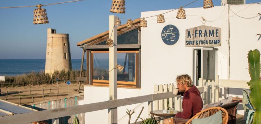 Blick vom A-Frame Surfcamp aufs Meer in Andalusien
