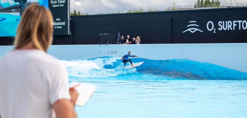 Surfcoach und Surfer im Wellenpool der o2 SURFTOWN MUC