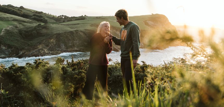 Junges Surfer-Paar am Meer von Nordspanien