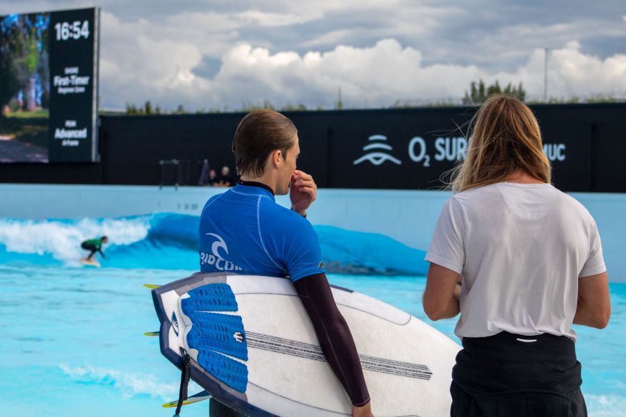 Surfcoach Kay im feedback Gespräch mit einem Surf Coaching-Teilnehmer