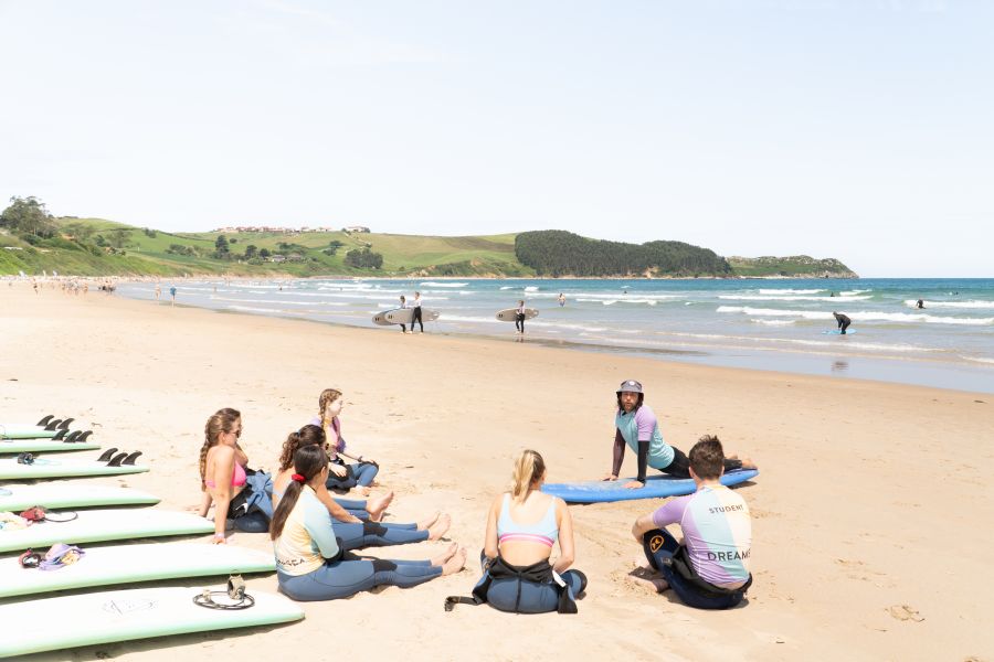 Surfkurs am Playa Oyambre im Dreamsea Surfcamp Spanien