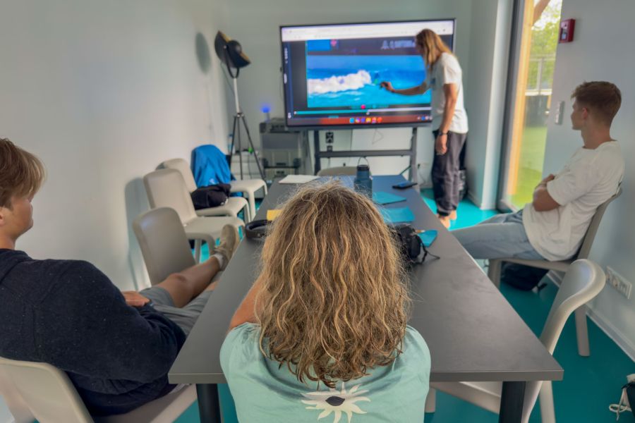 Video Analyse im Surf Coaching BĂĽro in der o2 SURFTOWN MUC