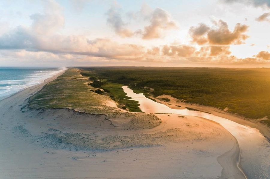 Strand und Flussmündung in Moliets-Plage in Frankreich
