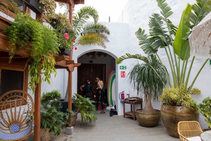 Grüner Innenhof mit Surfboard-Lager im Dreamsea Surfcamp Gran Canaria