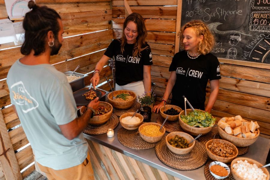 Salatbuffet im Pure familien surfcamp st girons in Frankreich