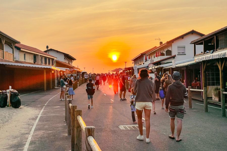 Strandpromenade mit Restaurants, Souvenirläden und Märkten in St Girons Plage in Frankreich