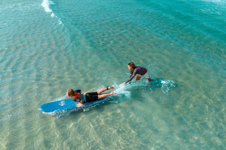 Surflehrer und Surfschüler im Surfkurs für Kinder im Pure Familien Surfcamp St Girons in Frankreich