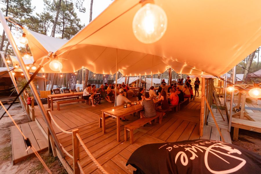 Gemeinschaftsbereich im Pure Surfcamp St. Girons für Familien