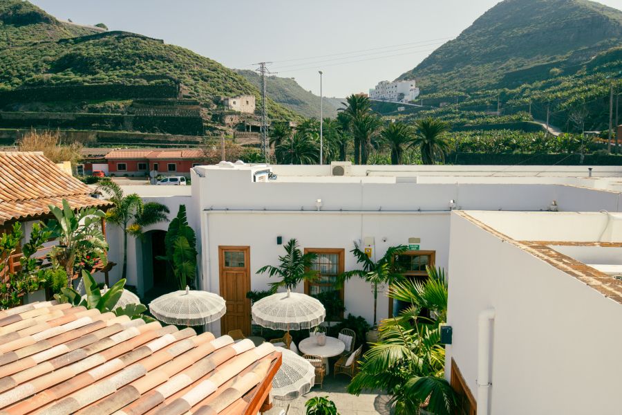 Blick vom Dreamsea Gran Canaria Surfcamp auf das grüne Hinterland