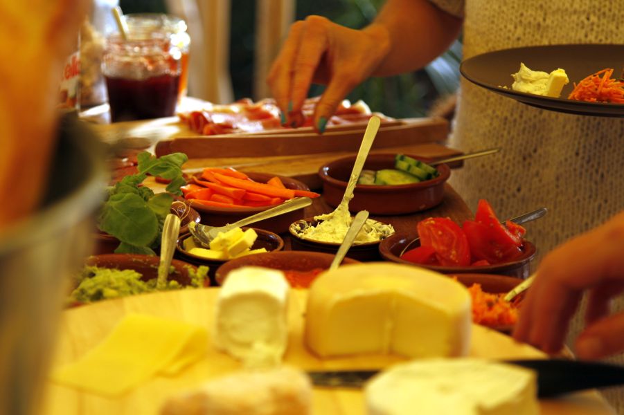 Frühstücksbuffet im Dreamsea Surfcamp Frankreich in Soulac-sur-Mer