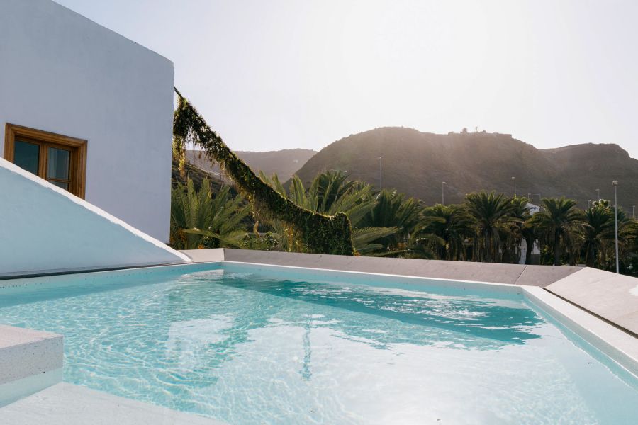 Dreamsea Pool mit Blick auf die Berge von Gran Canaria