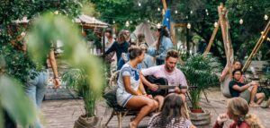 Junge Leute im Meine Erfahrungen im Dreamsea Surfcamp Frankreich (Soulac-sur-Mer)