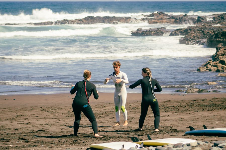 Dreamsea Surfcoach Jaime beim Pop-Up Traing am Strand in Gran Canaria