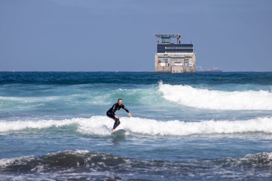 Dreamsea Surfkurs-Teilnehmerin Elisa auf einer langen linken Welle am Surfspot Media Luna auf Gran Canaria