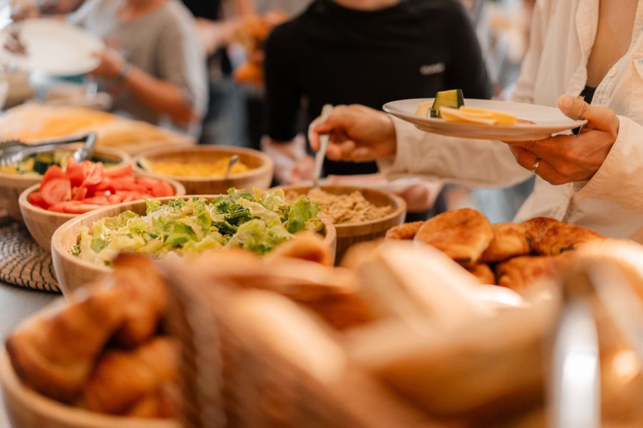 Frühstücksbuffet im Pure Surfcamp Moliets